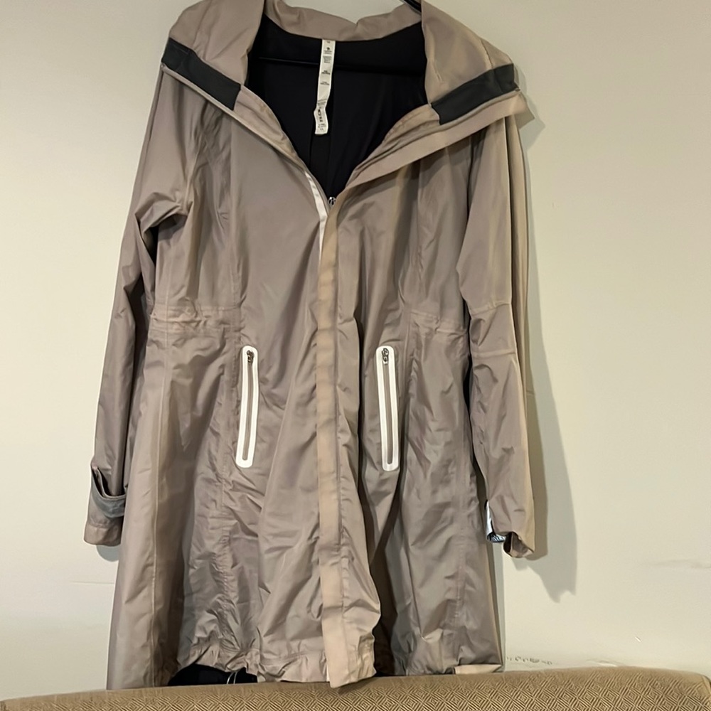 Lululemon hooded raincoat sue 10. Worn 2-5 times